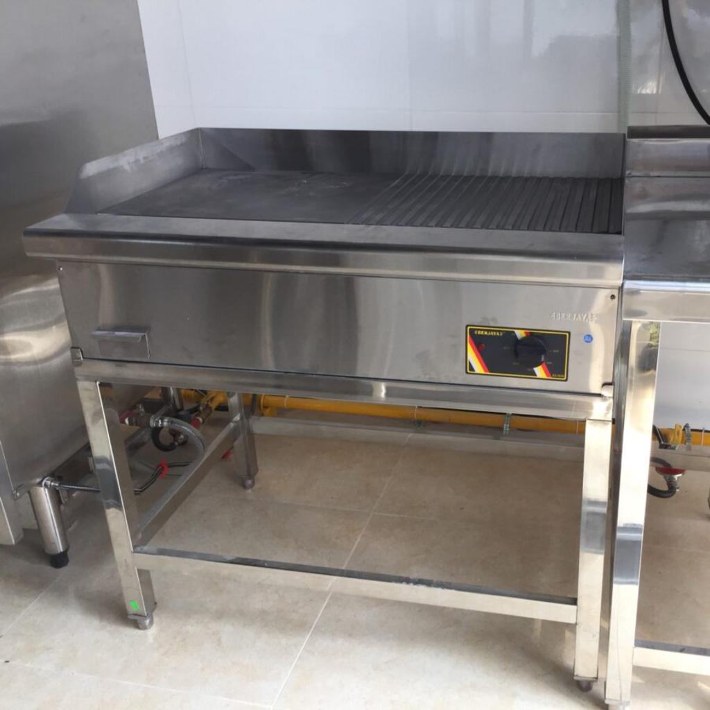 Bề mặt thép dày 12mm của bếp Berjaya.