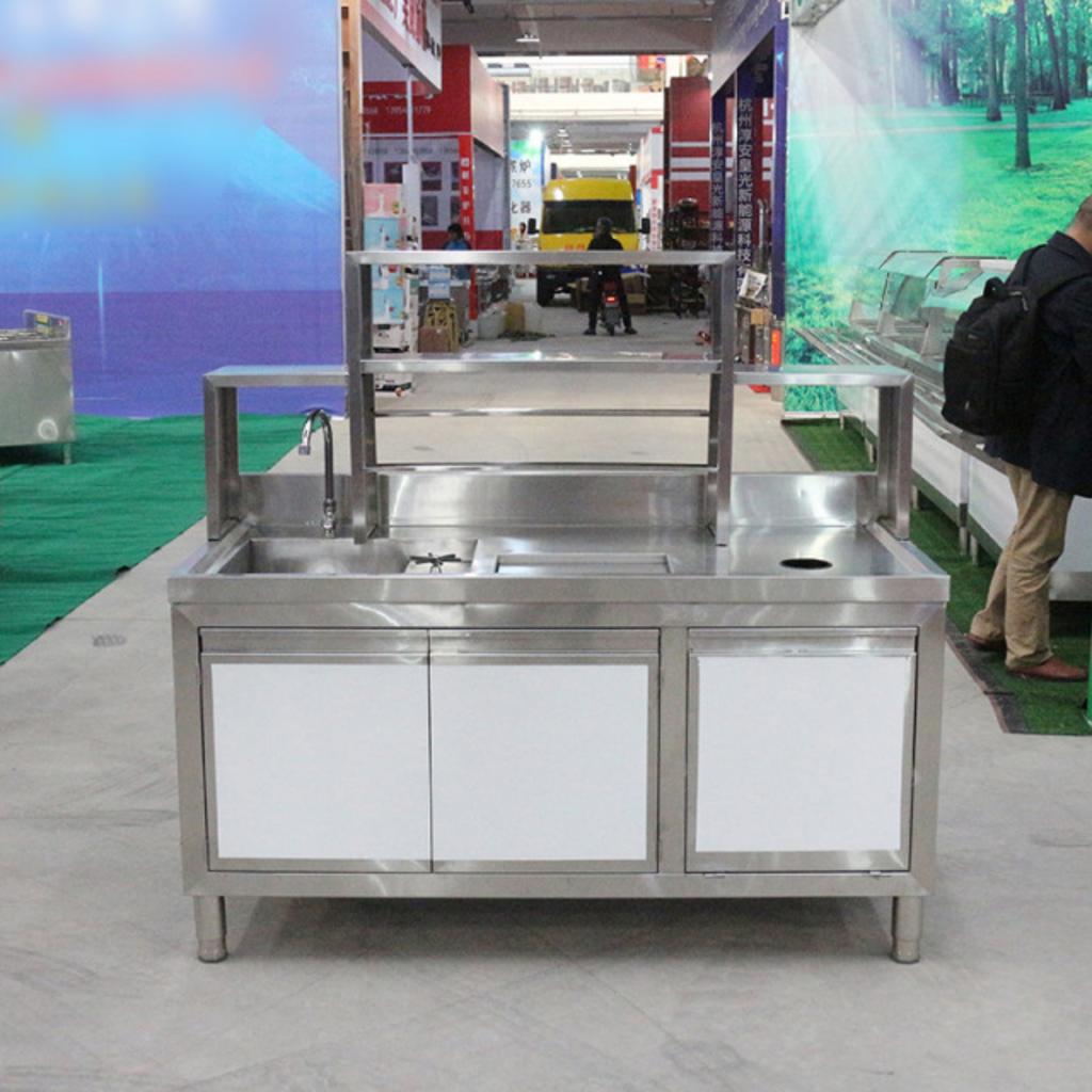 Kích thước 1200x600x800mm cân bằng giữa diện tích quầy và khả năng thao tác.