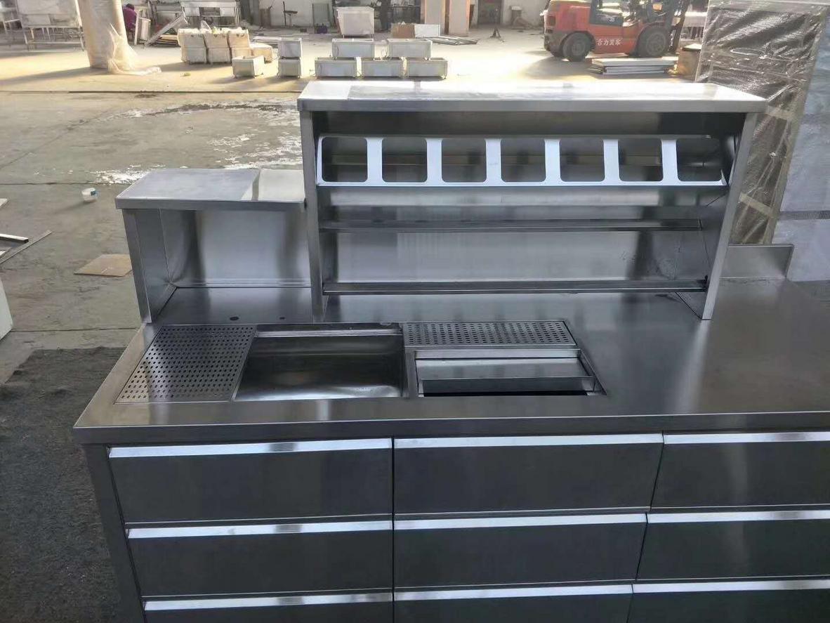Quầy pha chế cafe inox 1800x800x800mm rộng hơn các mẫu 1m và 1m2 ở khu vực thao tác