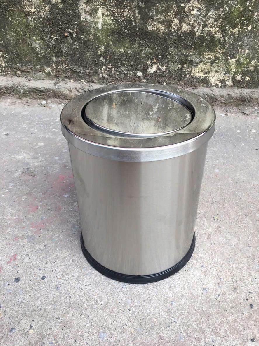 Thùng rác inox 304 phù hợp môi trường ẩm, ngoài trời và khu bếp chuyên nghiệp.