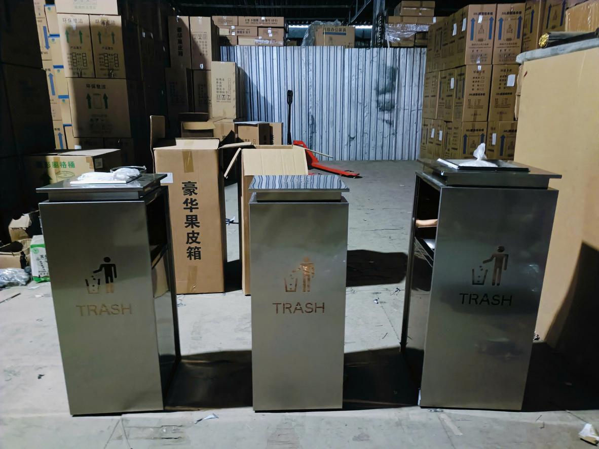 Thùng rác inox đạp chân giúp mở nắp không chạm tay, phù hợp nơi cần vệ sinh cao.