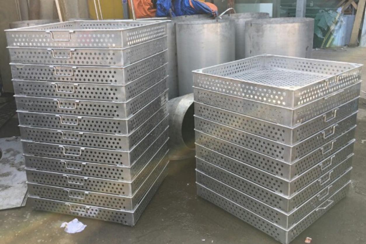 Checklist tiêu chí chọn khay inox phù hợp cho kho lạnh bảo quản thủy sản.