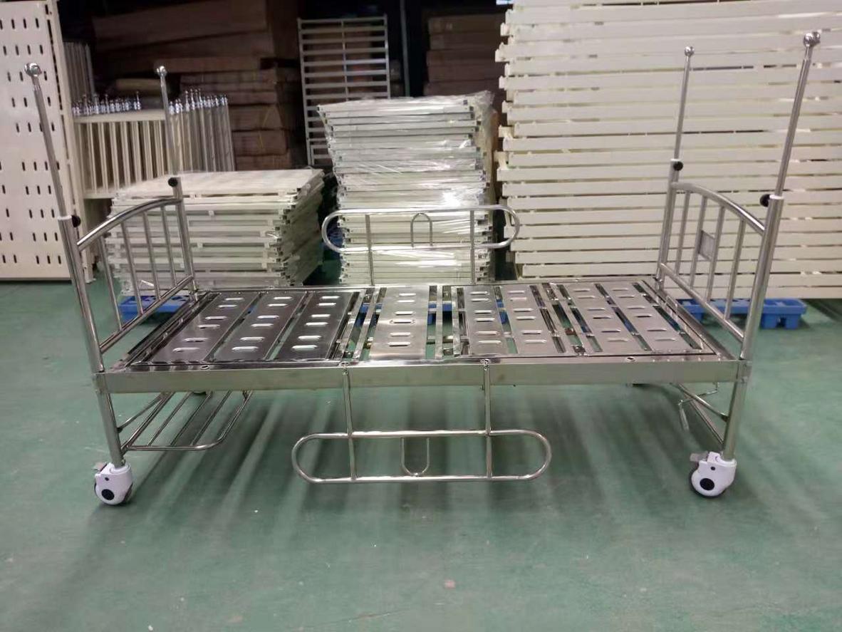 Bánh xe có khóa chốt giúp cố định giường inox y tế an toàn khi không di chuyển