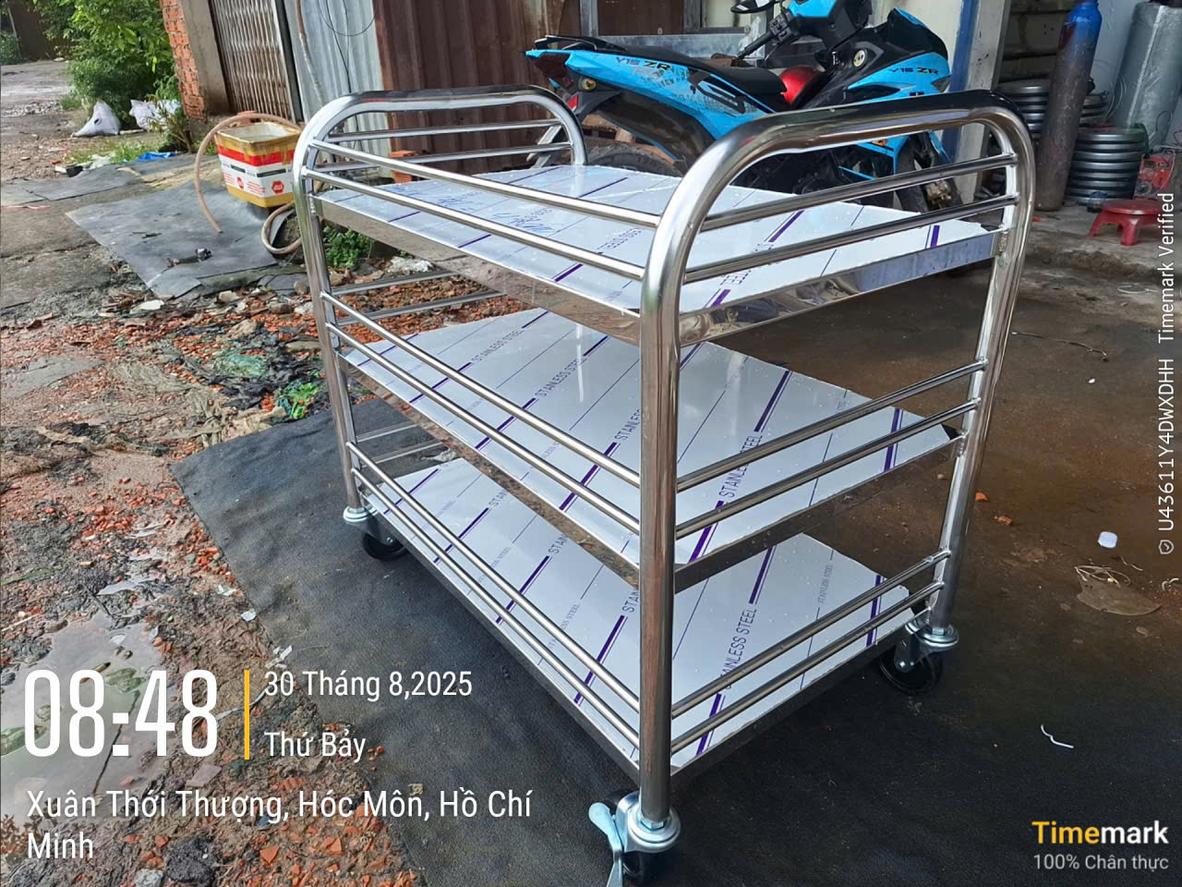 Bánh xe xe đẩy inox với lõi kim loại và vỏ cao su/PU giúp di chuyển êm, chịu tải tốt
