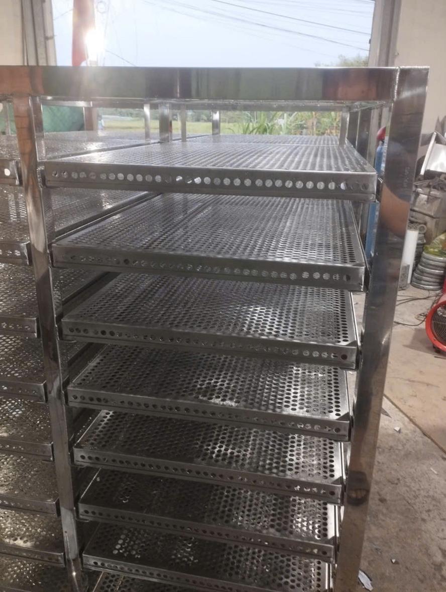 Các tiêu chí chọn kích thước xe đẩy inox phù hợp với diện tích bếp công nghiệp