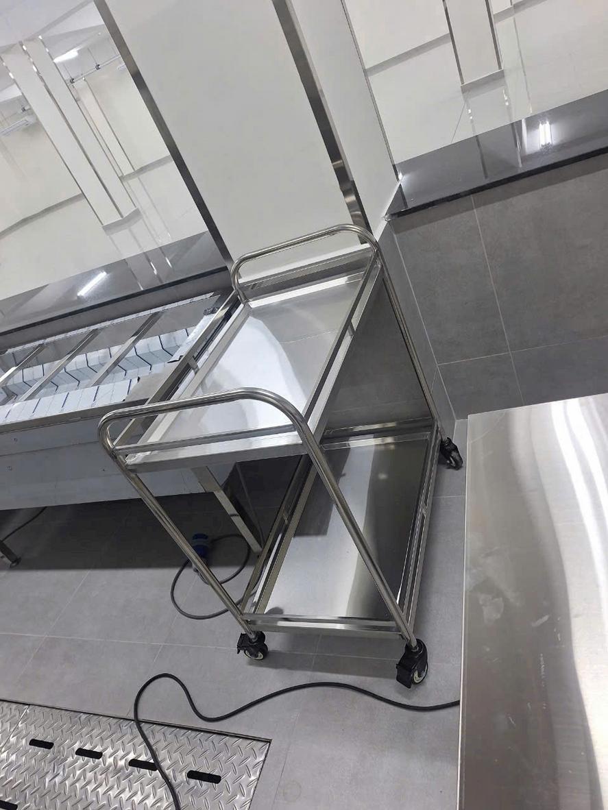 4 bộ phận chính cấu tạo nên xe đẩy inox: khung, mặt sàn, tay đẩy, bánh xe
