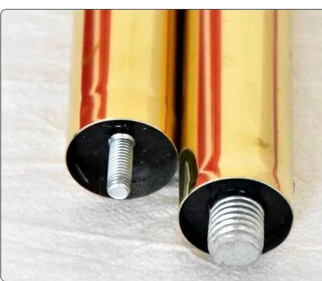 Chân đế tròn Ø8cm hạ thấp trọng tâm giúp cột cờ đứng vững chãi trên mặt bàn kính hoặc gỗ