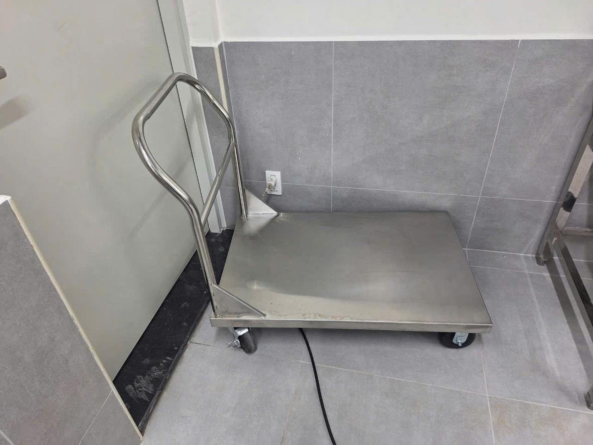 Khung xe đẩy inox dùng ống inox dày 1.0-1.2 ly, gia cường thêm thanh giằng để tăng khả năng chịu tải
