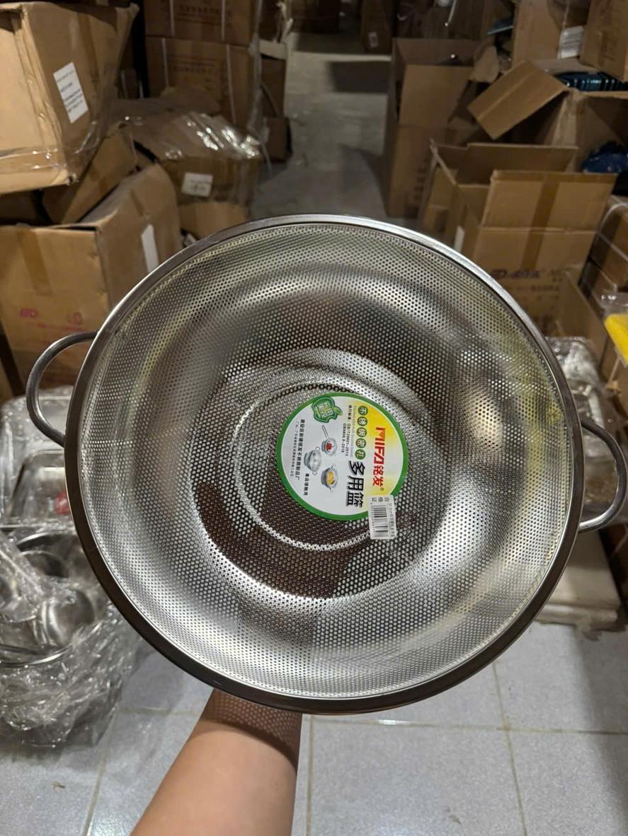 Cầm thử để cảm nhận độ dày và trọng lượng của thau inox
