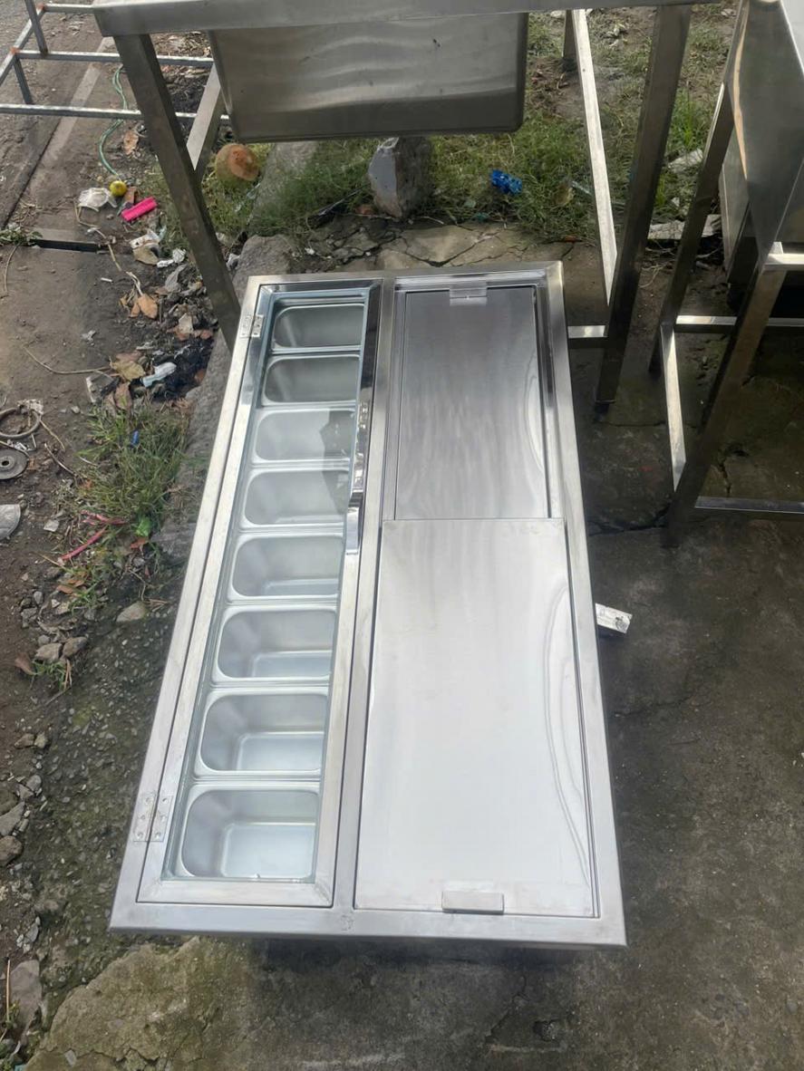 Các kiểu dáng thùng đá inox phổ biến: âm bàn, có chân, khay topping