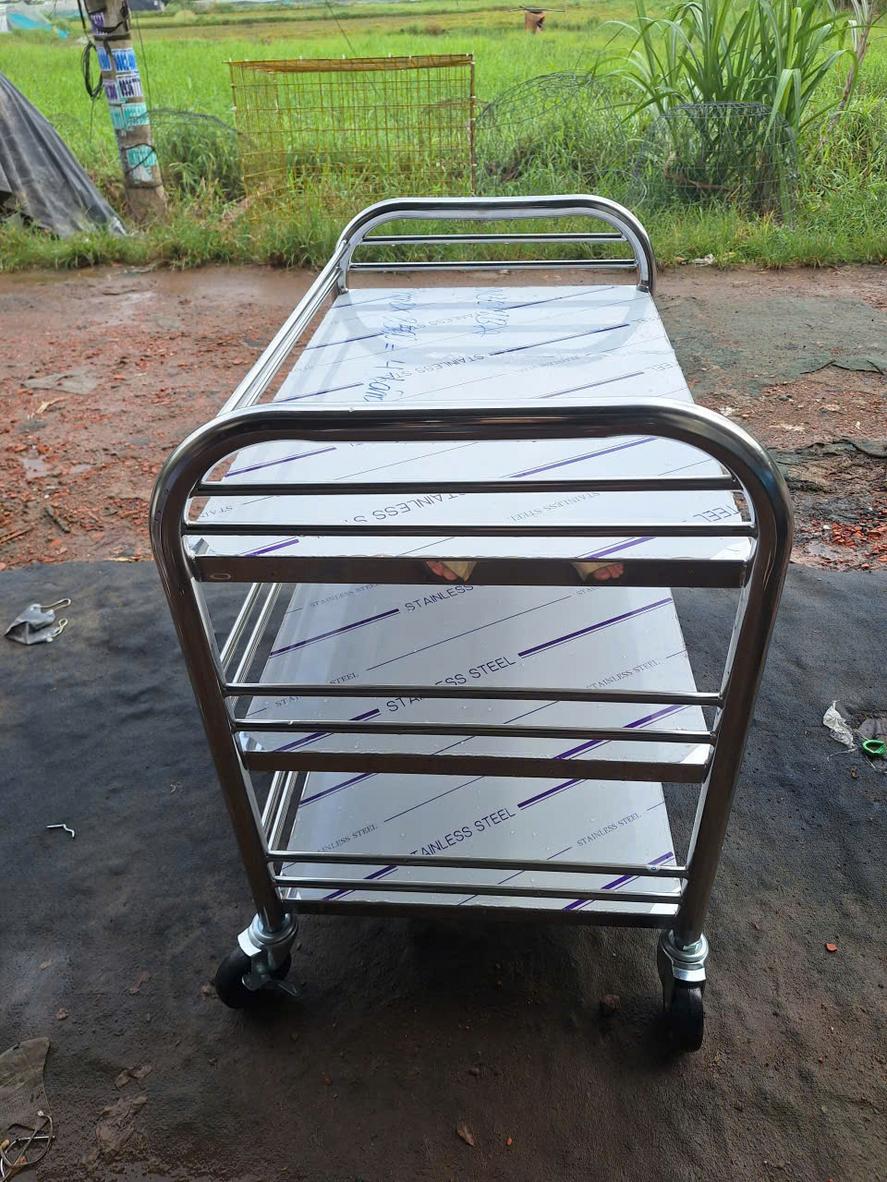 Mặt sàn xe đẩy inox dạng khay có gờ cuốn cạnh giúp hạn chế hàng hóa rơi khi di chuyển