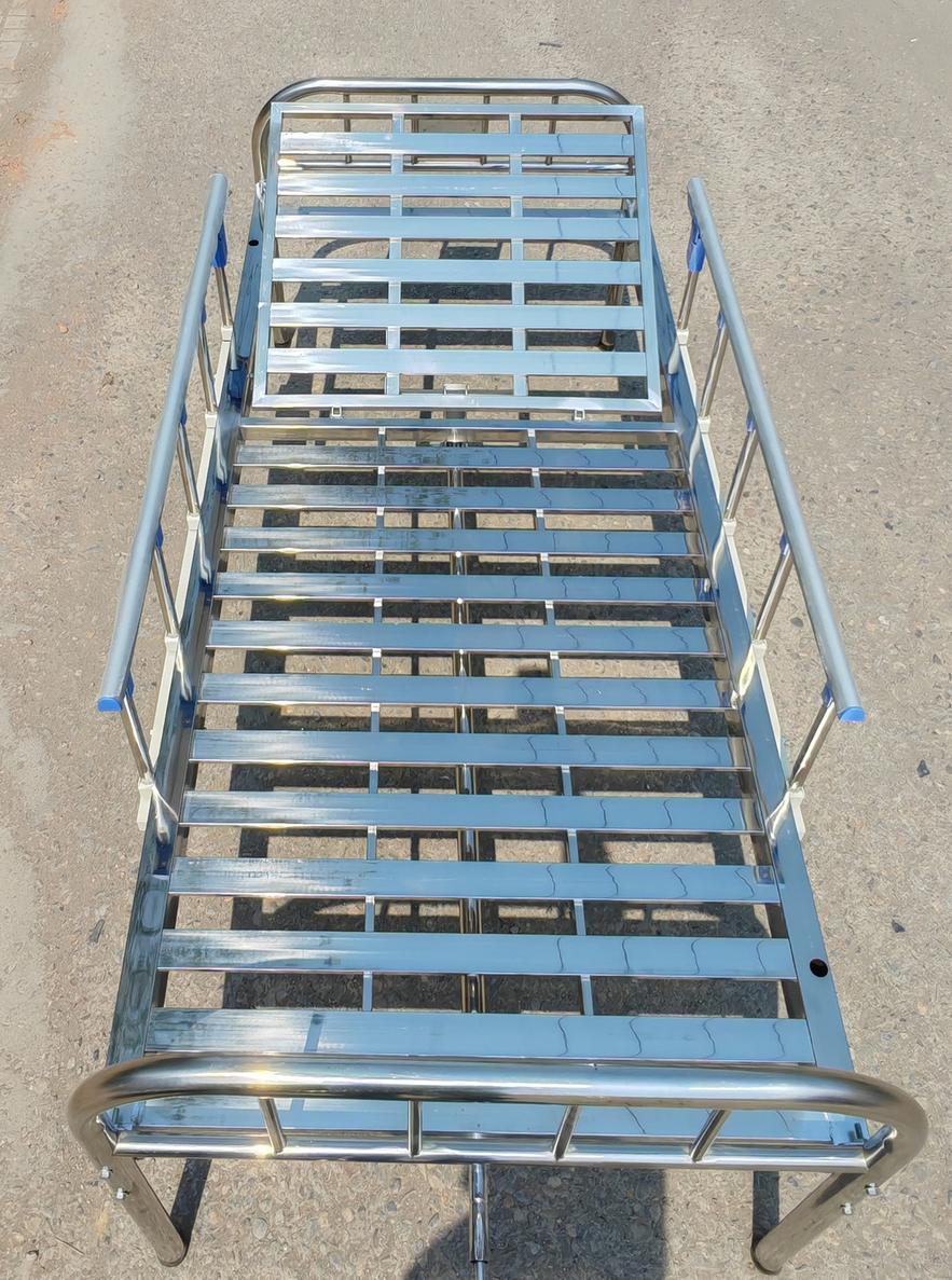Mối hàn chắc và cạnh bo tròn giúp giường inox y tế an toàn hơn khi sử dụng