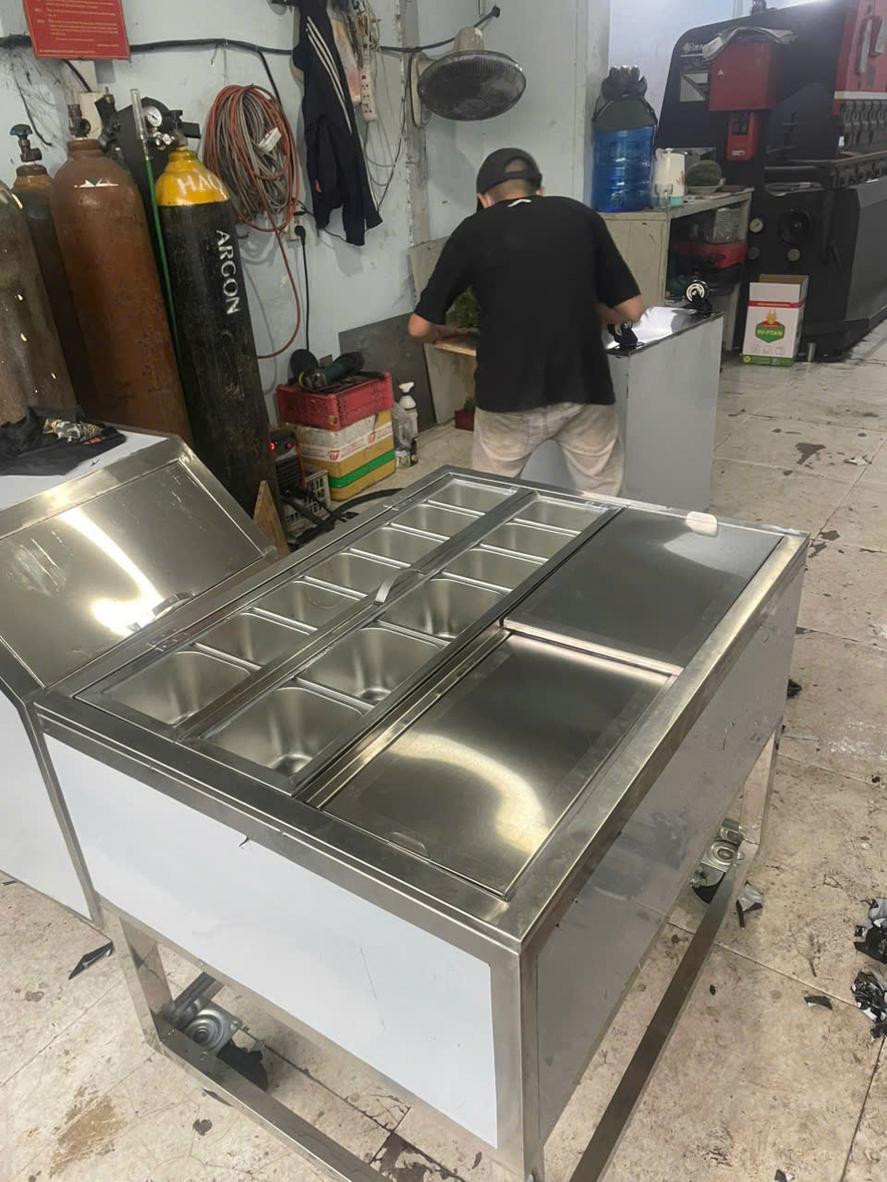 Móp méo do va đập làm gioăng hở, dẫn đến đọng nước quanh miệng nắp