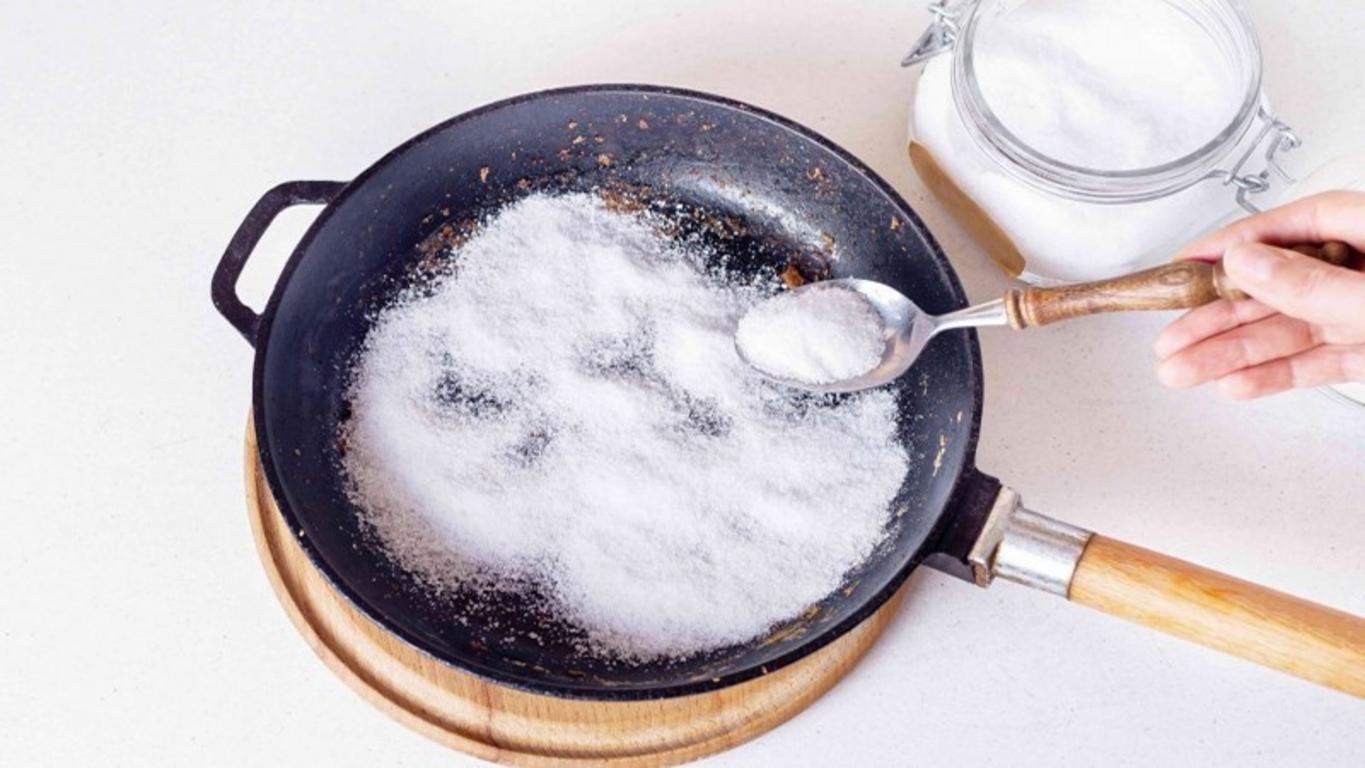Vệ sinh sai cách và hóa chất không phù hợp cũng khiến inox dễ bị ố vàng