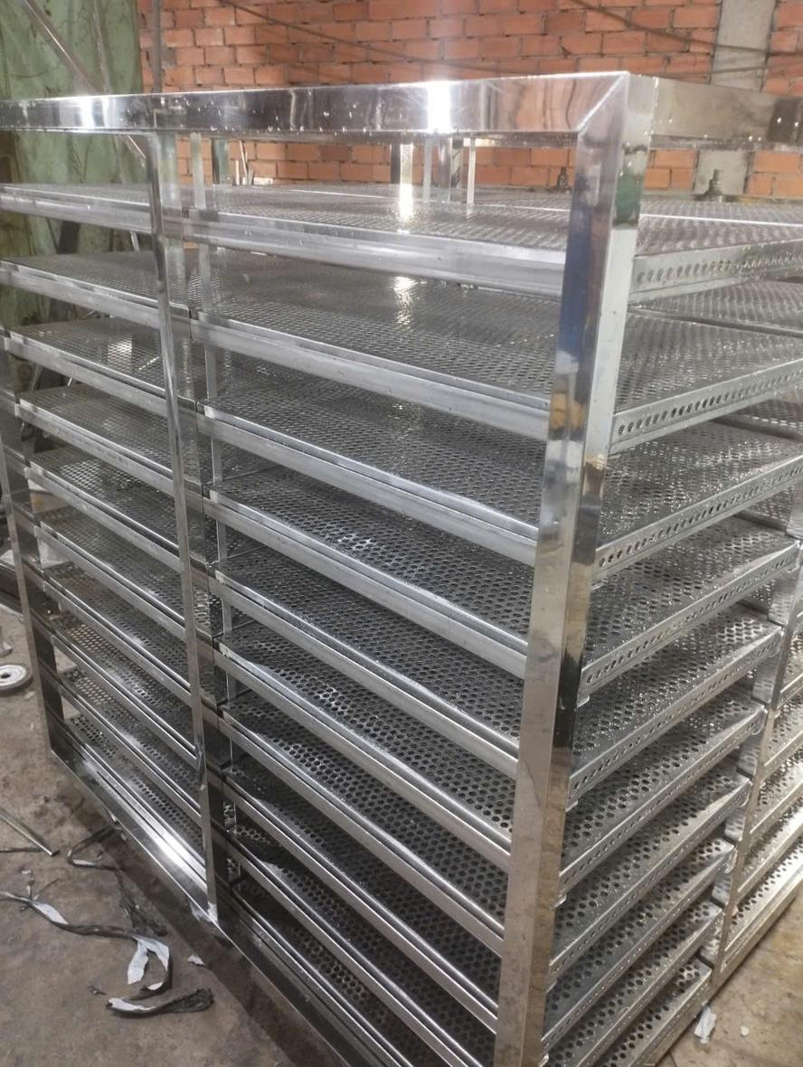 Tải trọng xe đẩy inox phụ thuộc vào độ dày khung, loại bánh xe và kết cấu gia cường