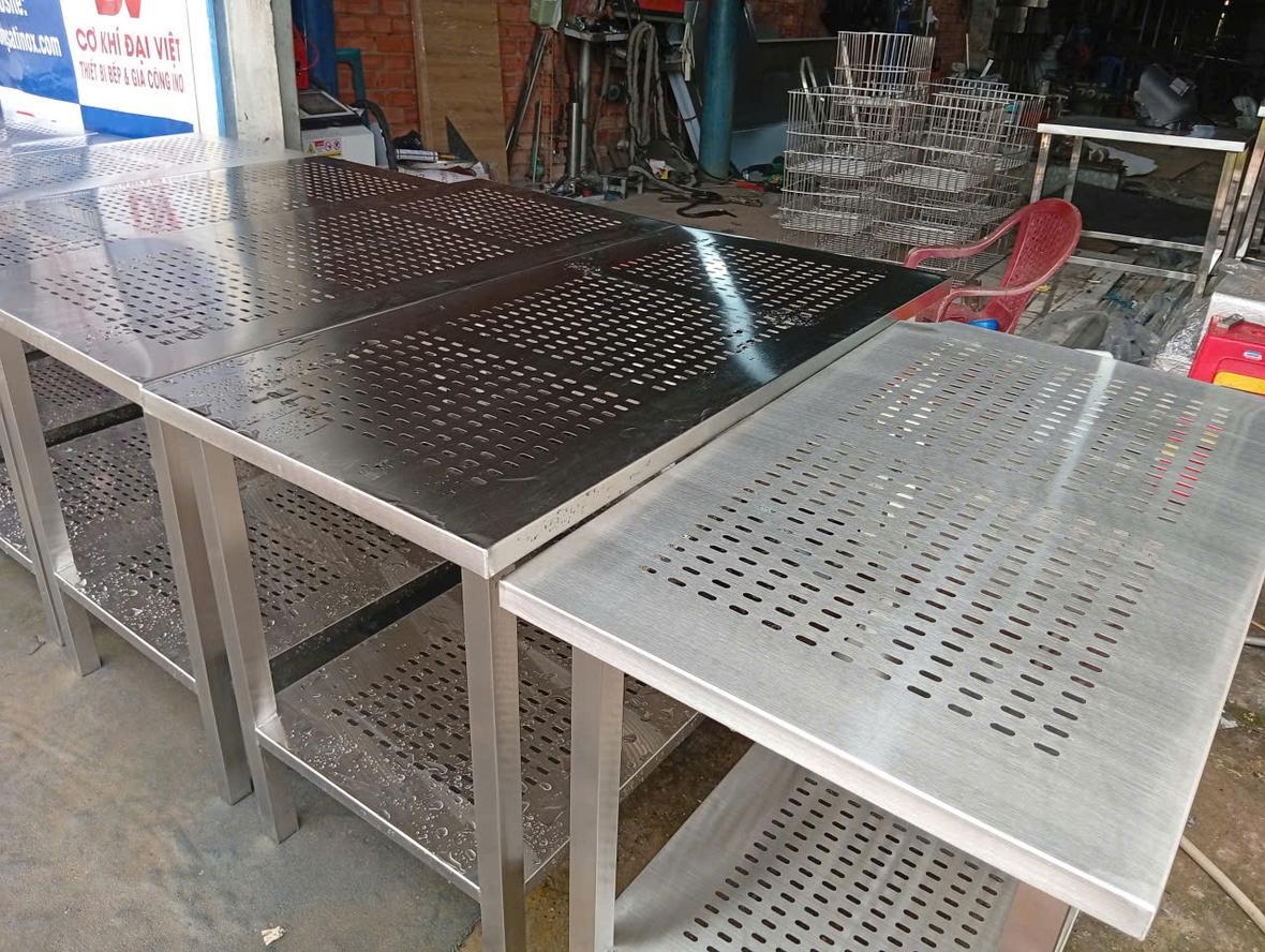 Chi tiết kết cấu chân bàn hộp vuông 40 và mặt đục lỗ inox 304 - Dự án CÔNG TY TNHH CHỈ PHẪU THUẬT CPT - Cơ Khí Đại Việt