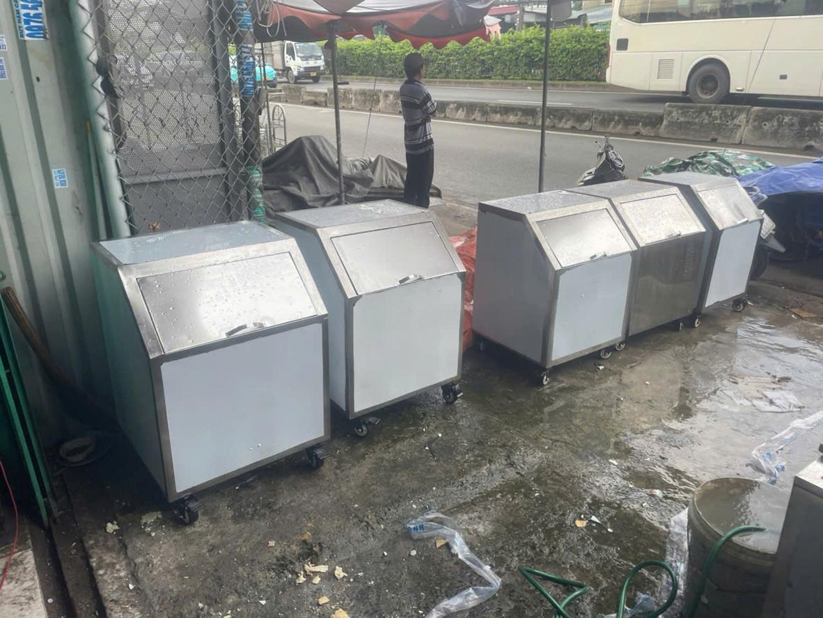Vặn thử van xả đáy để kiểm tra khả năng thoát nước của thùng đá inox