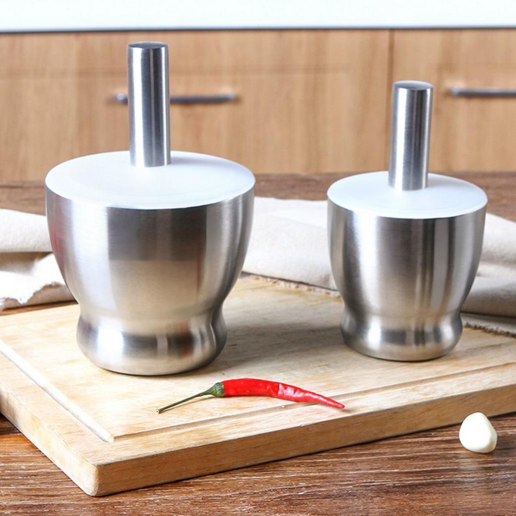 Lòng cối inox nhẵn mịn giúp bảo toàn hương vị tự nhiên và vệ sinh dễ dàng sau khi giã