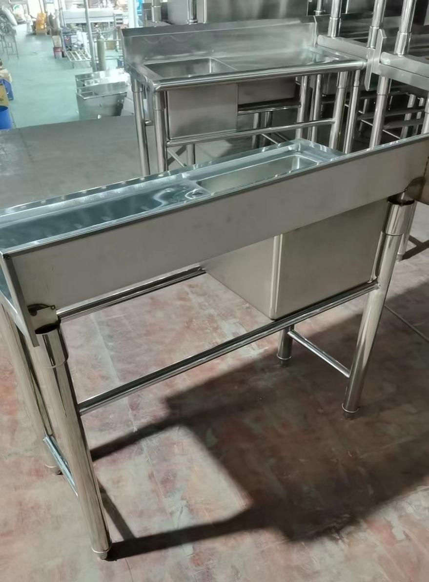 Hệ thống 2 tầng giá nan phía trên và 1 tầng kệ dưới giúp mở rộng khả năng chứa đồ theo phương thẳng đứng