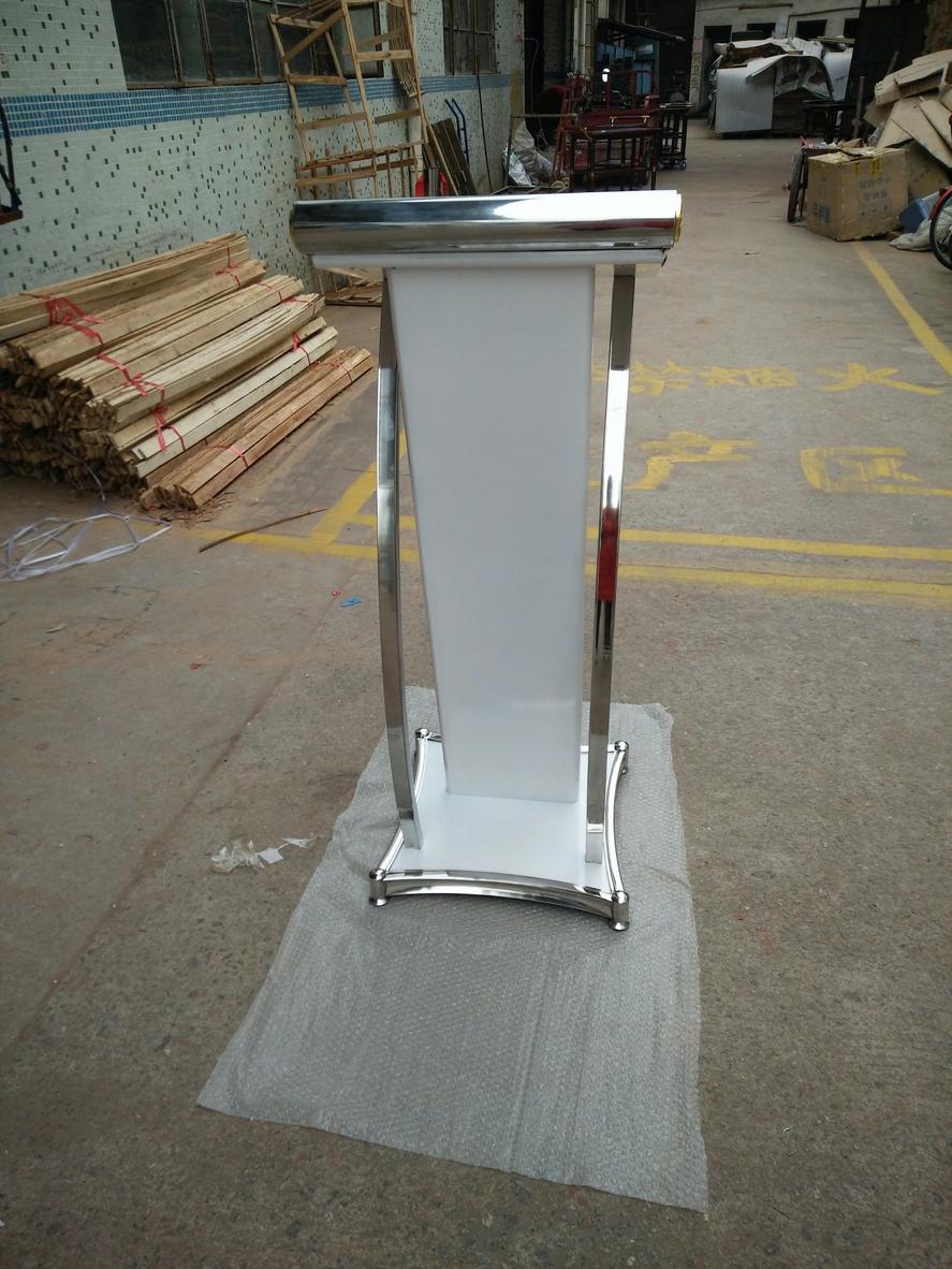 Bảo quản và vệ sinh bục phát biểu khung inox thân gỗ đúng cách