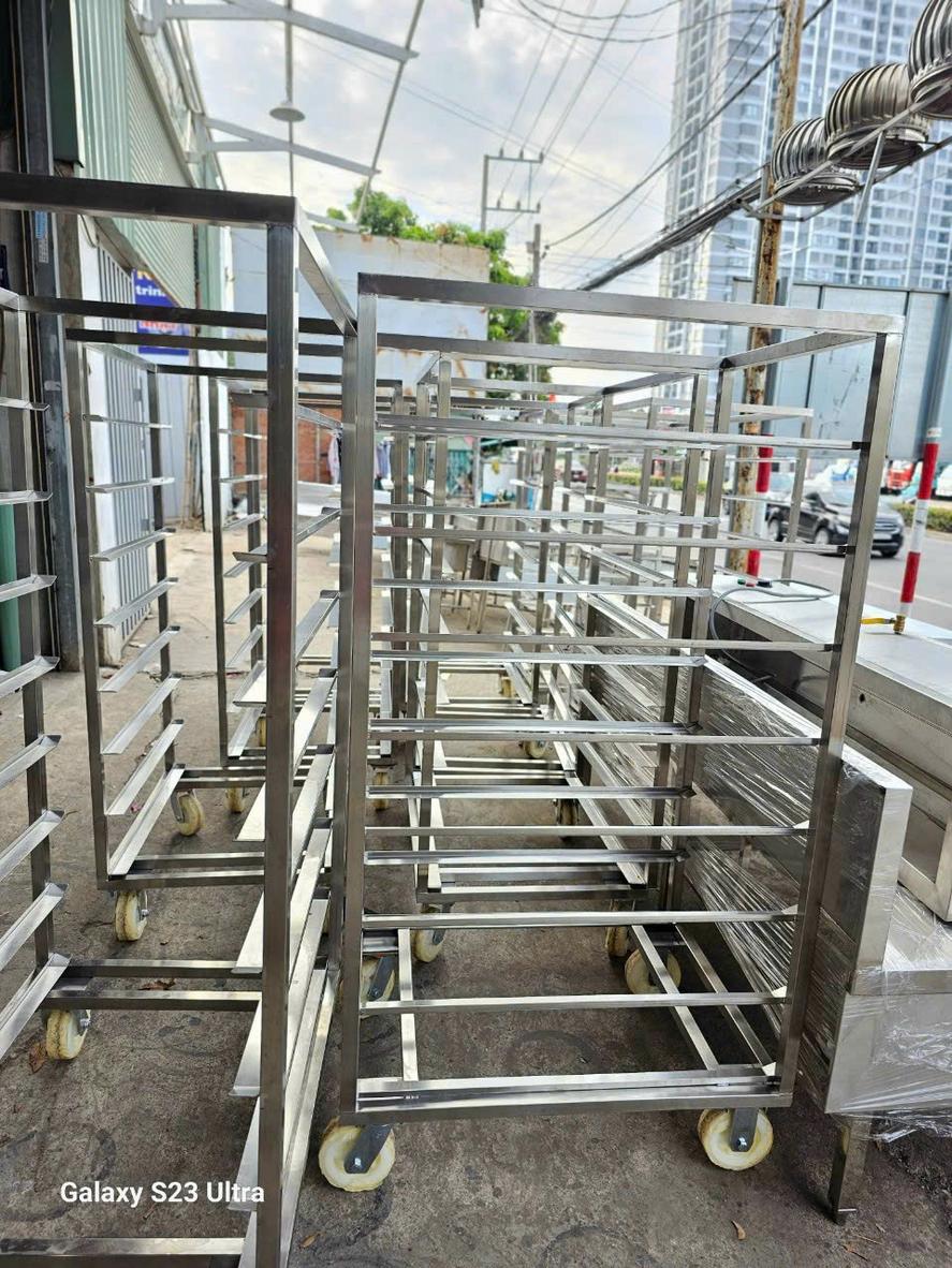 Kệ inox 304 là lựa chọn an toàn cho khu vực bếp và nhà tắm.