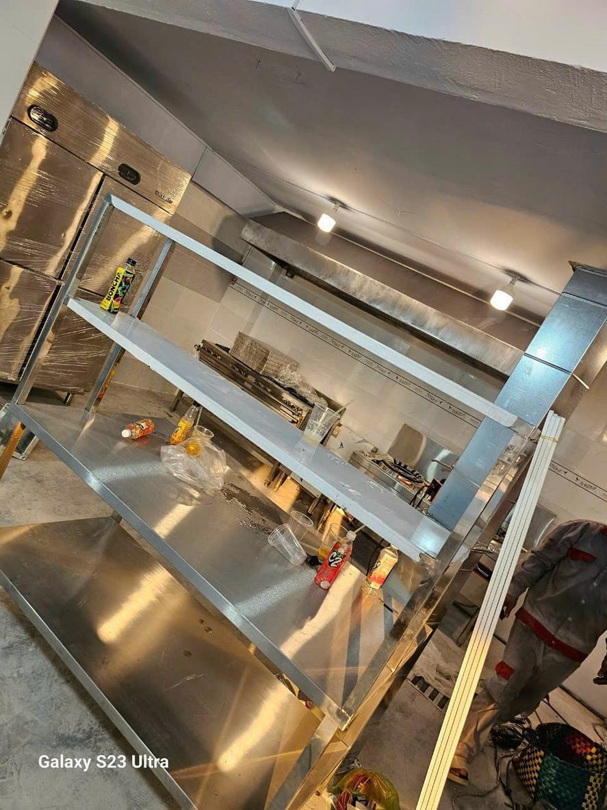 Nhà hàng và bếp ăn công nghiệp nên ưu tiên kệ inox 304.