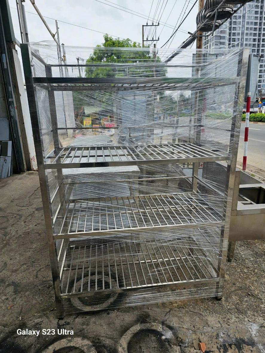 Môi trường ngoài trời có hơi muối cần ưu tiên kệ inox 304.