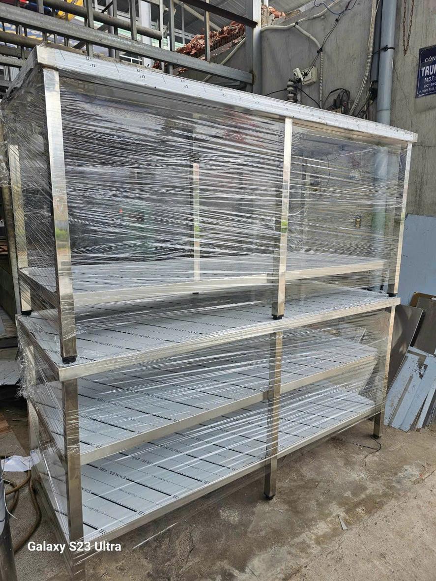 Kệ inox bền hơn kệ sắt sơn tĩnh điện trong môi trường ẩm.