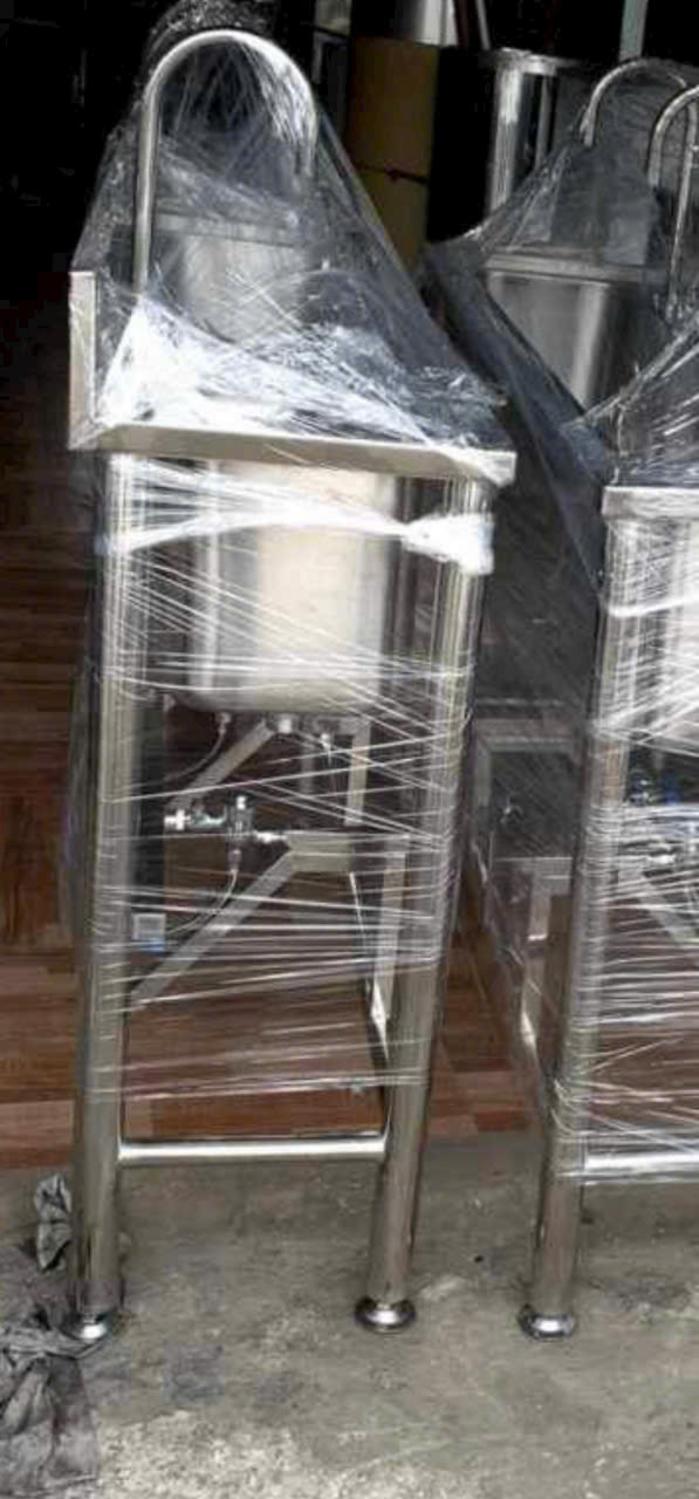 Chân đế chắc và mối hàn đều giúp kệ inox chịu tải tốt hơn.