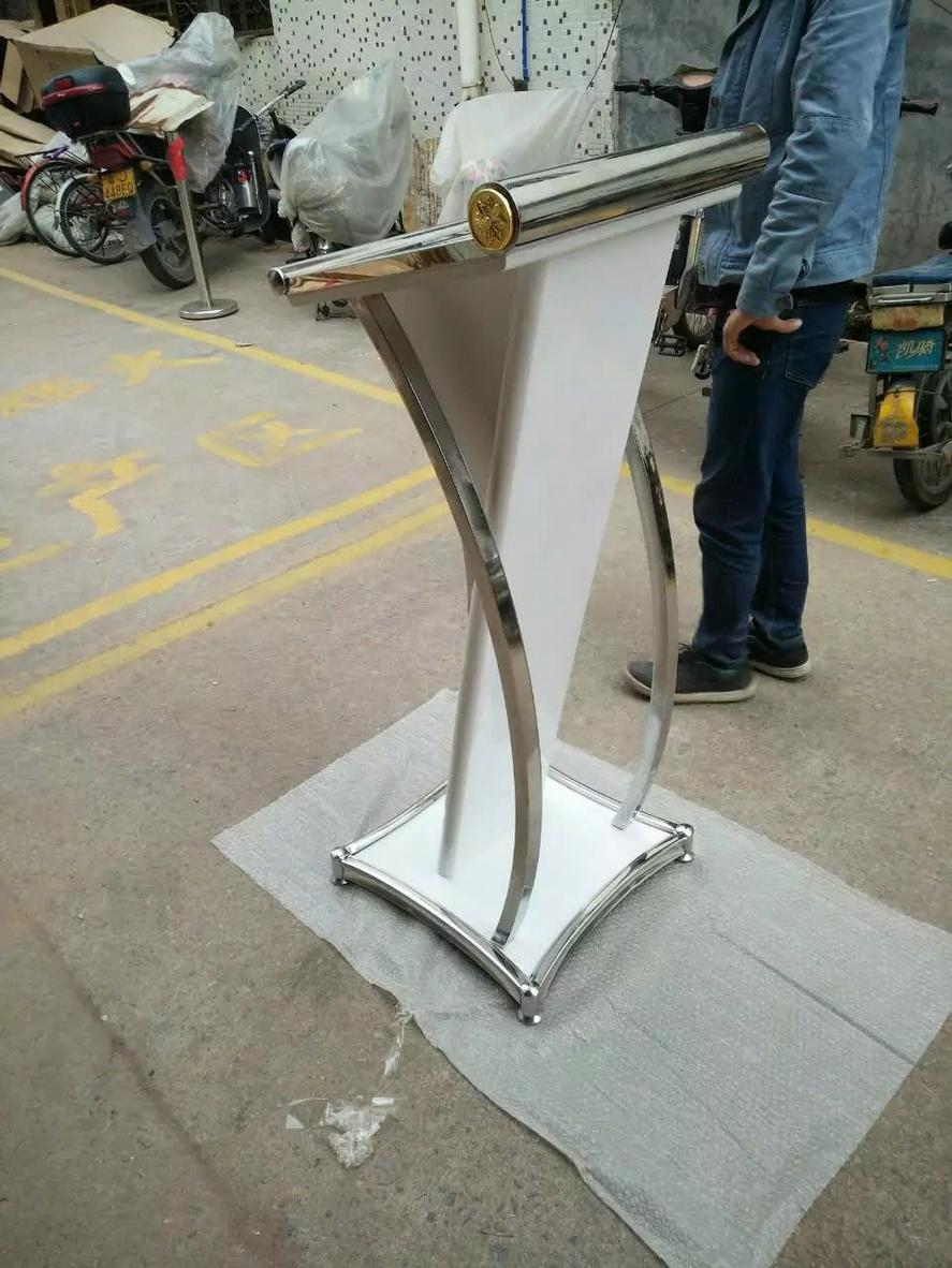 Kích thước chuẩn 470 x 470 x 1100 mm của bục phát biểu kiểu Mỹ E-011