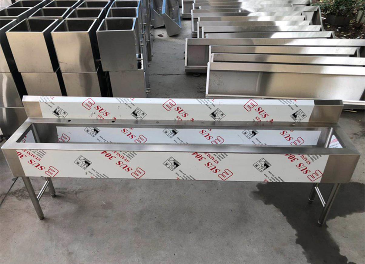 Thiết kế lòng máng dài 2000mm trang bị sẵn 3 vị trí lắp vòi nước rửa tay tiện lợi
