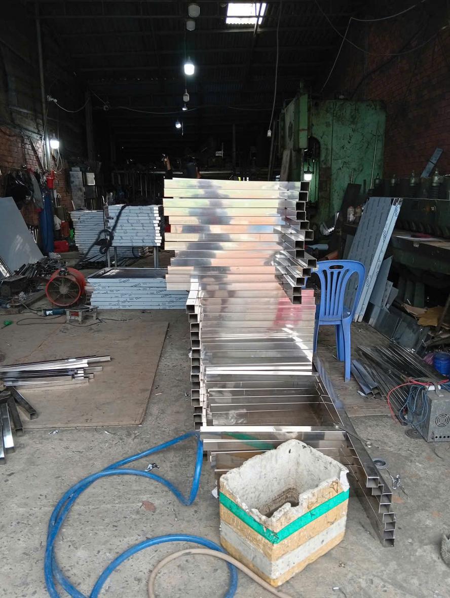 Kiểm tra độ cân bằng và độ chịu lực của bàn inox - Dự án Công ty TNHH Sông Hồng Tân - Cơ Khí Đại Việt