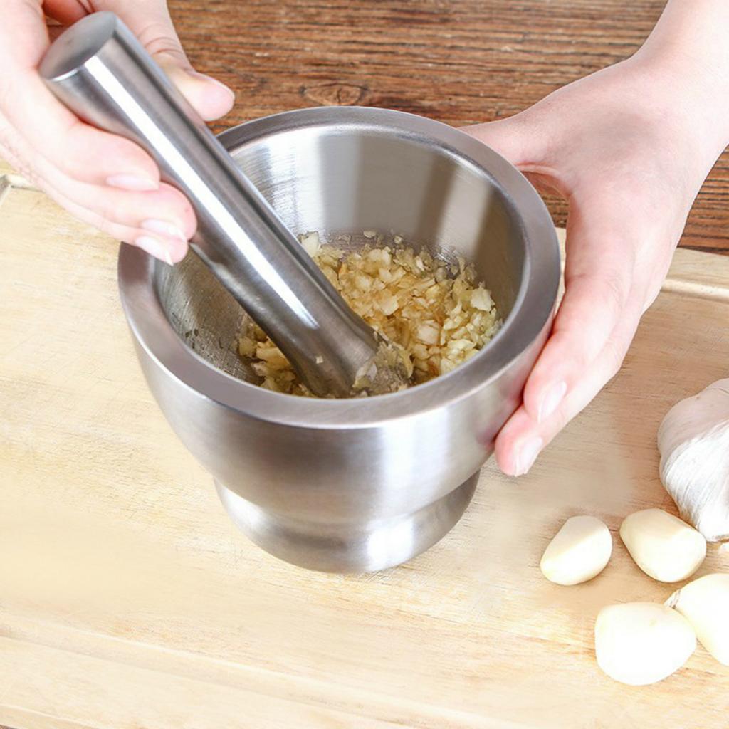 Vệ sinh đúng kỹ thuật giúp bộ cối chày inox luôn sáng bóng và đạt chuẩn an toàn thực phẩm