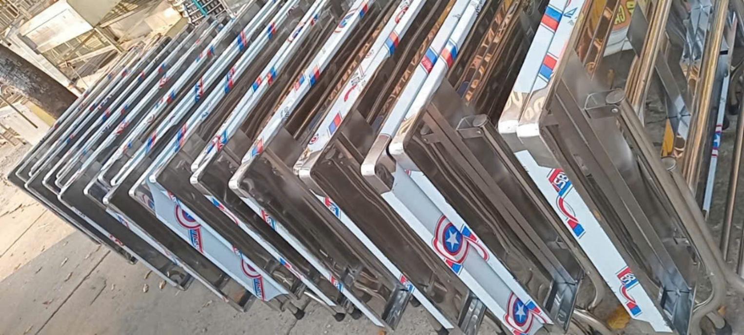 Bố trí khoảng cách lưu thông 600-900mm xung quanh bàn tròn inox 1200mm trong không gian tiệc