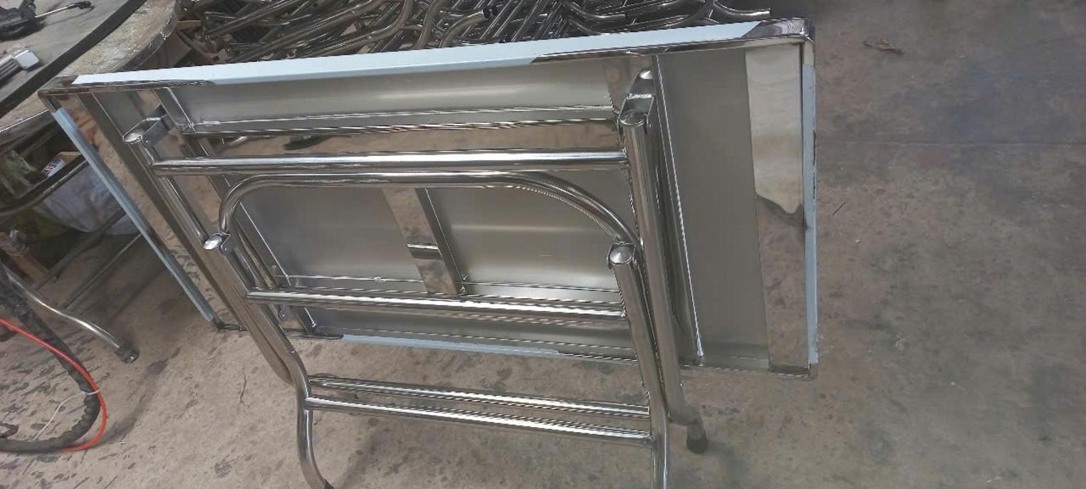 Cận cảnh khung chân hộp vuông 40x40mm và thanh giằng kiên cố của bàn xếp inox 1m4