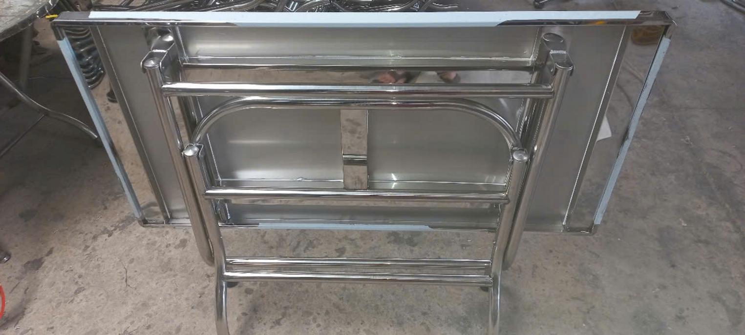 Cơ chế gập chân bàn linh hoạt kèm nút cao su chống trượt bảo vệ nền nhà