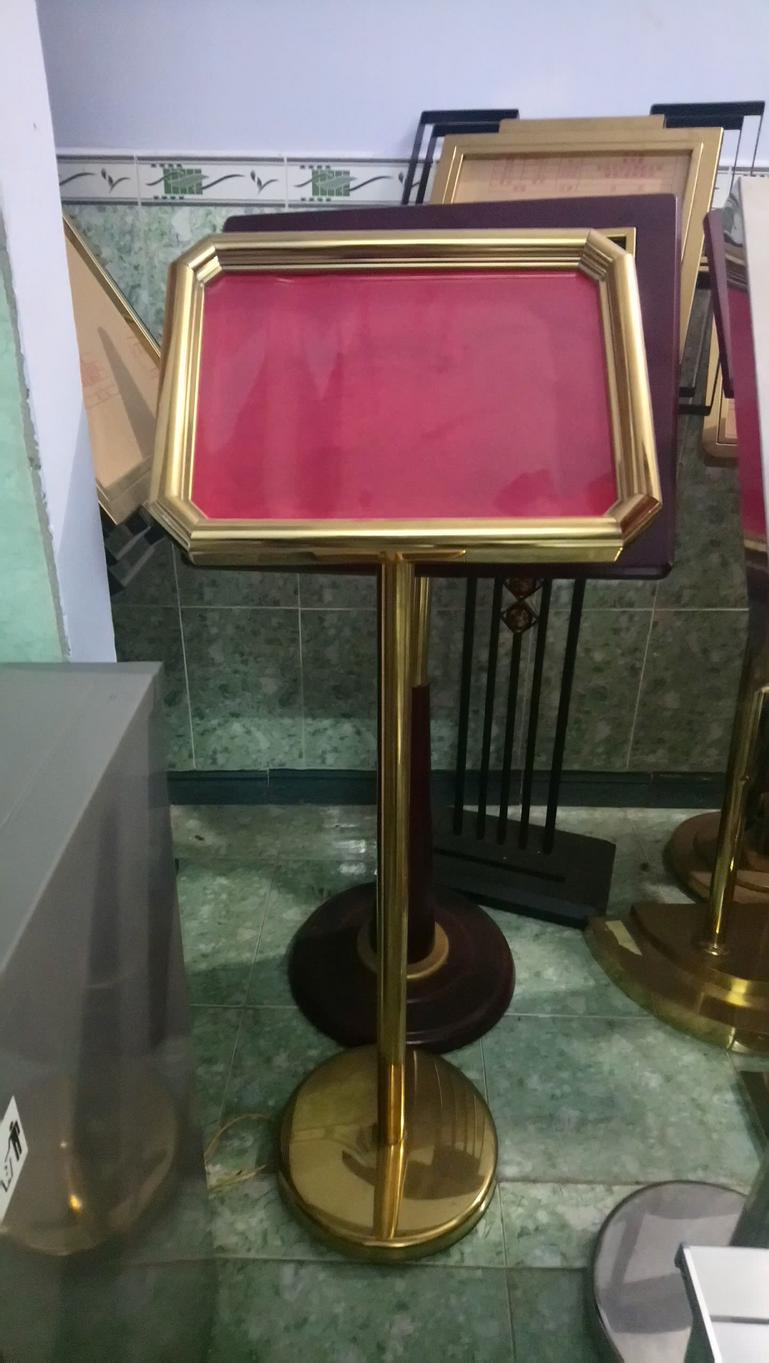 Bố trí bảng chỉ dẫn A3 tại sảnh đón tiếp khách sạn và trung tâm hội nghị
