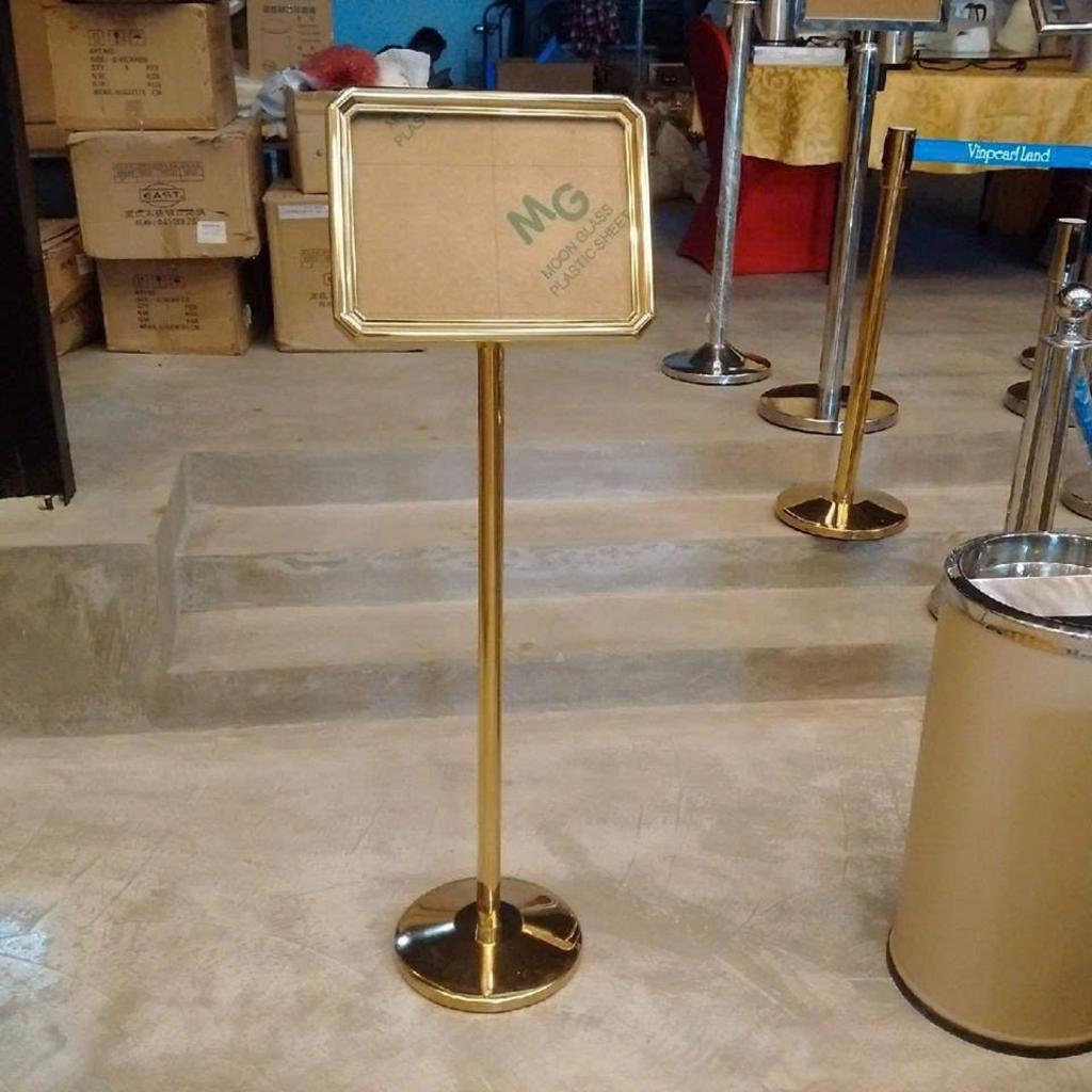 Ứng dụng thực tế của bảng chỉ dẫn A4 D-033AA4 tại khu vực sảnh đón khách